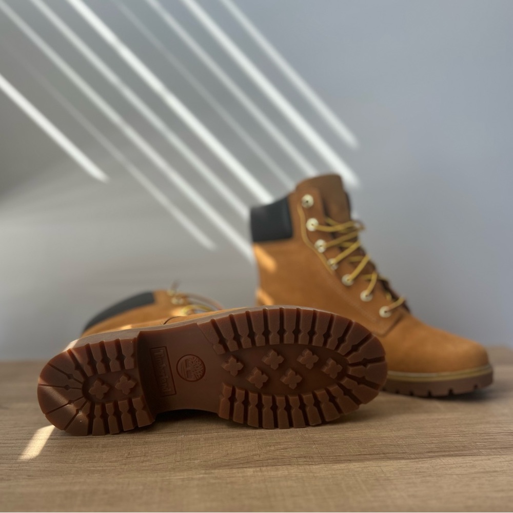 LIKE NEW Timberland Linden Boot - Size 8 Women - Picture 3 of 5